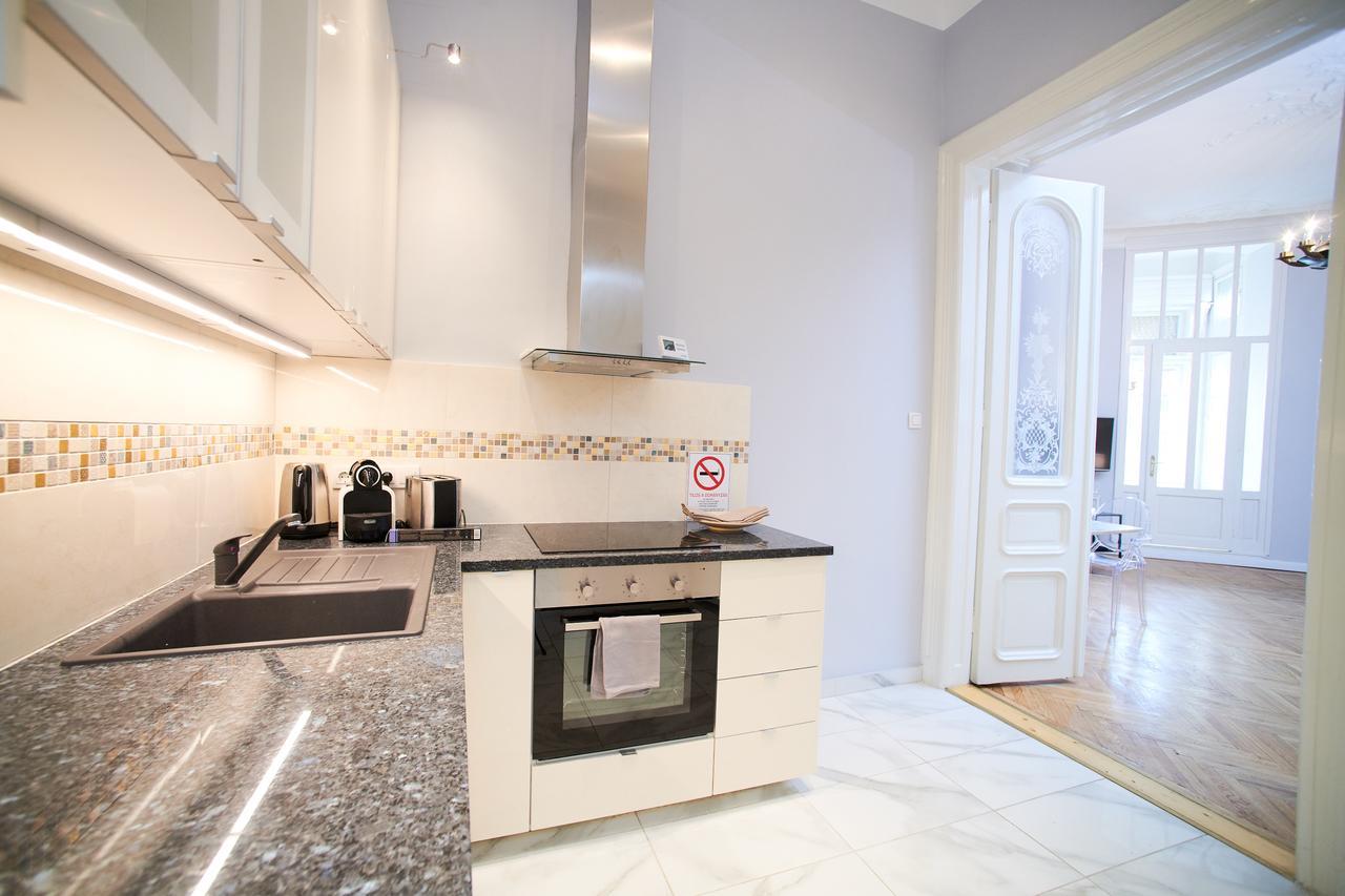 New York Palace View Apartment Budapest Bagian luar foto