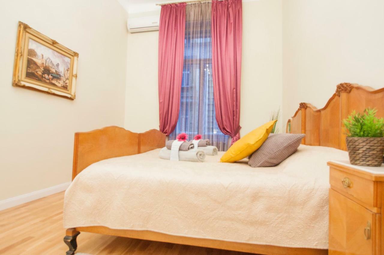 New York Palace View Apartment Budapest Bagian luar foto